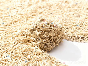 jimeng-2026-01-14-4378-写实清新的电商宠物产品摄影风格，画面核心为浅米色细条状豆腐猫砂：一团紧实凝结的猫... 1